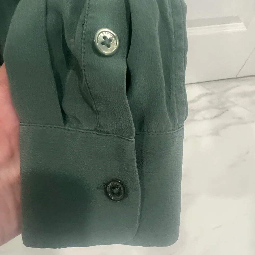 Equipment Femme 100% silk Sage Green Button-Up blouse - Picture 4 of 6